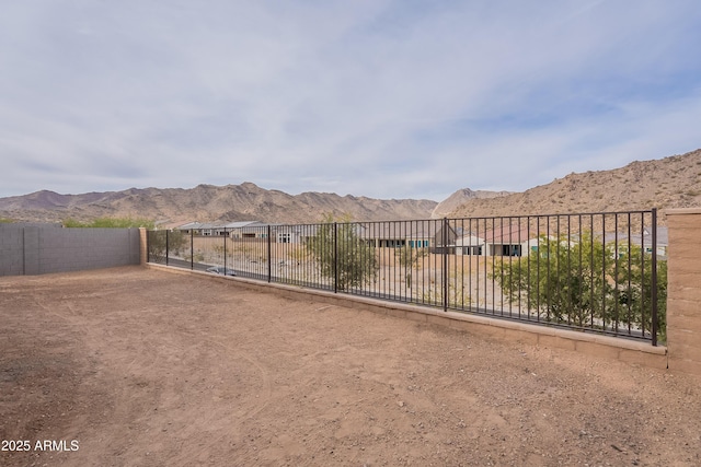 view of yard featuring a mountain view