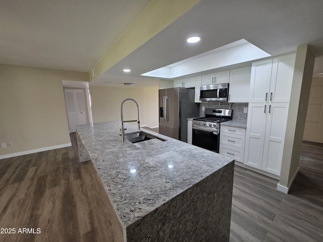 3849 W Mauna Loa Ln, Phoenix, AZ 85053 - kitchen featuring stainless steel appliances, a sink, dark wood finished floors, baseboards, and recessed lighting