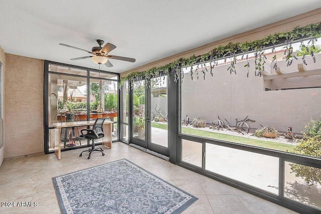 sunroom with ceiling fan