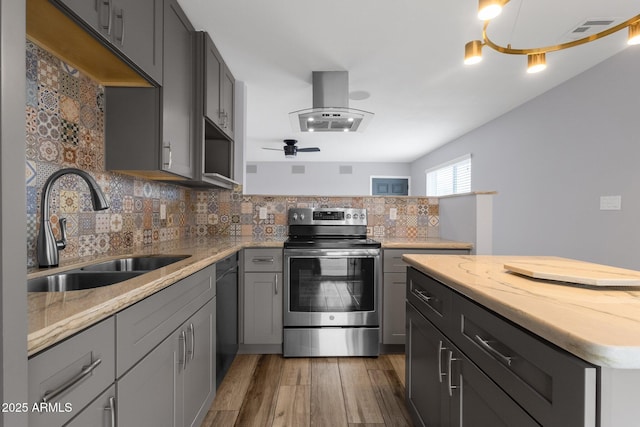 kitchen with electric stove, sink, gray cabinetry, dark hardwood / wood-style floors, and tasteful backsplash