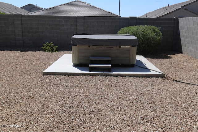 view of yard featuring a hot tub