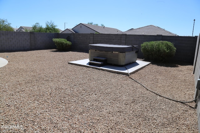 view of yard with a hot tub