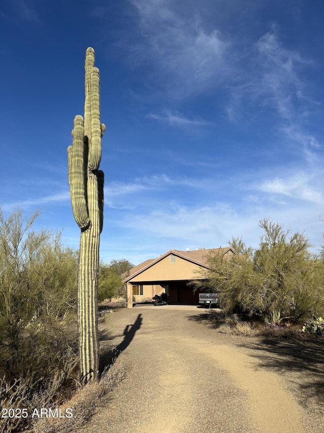 view of front of house featuring dirt driveway