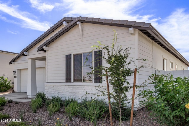 35612 N Lodestone Dr, San Tan Valley, AZ 85144 - view of side of home with a garage