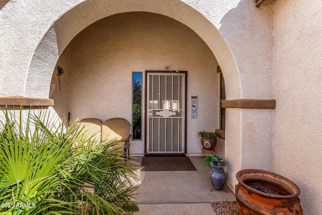 entrance to property with stucco siding