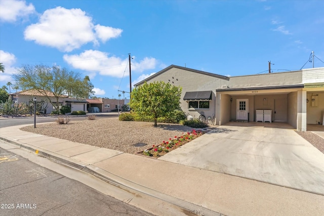 view of front facade featuring a carport