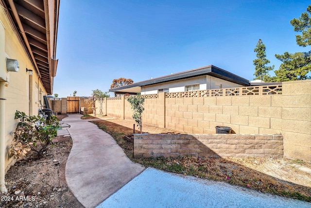 view of yard featuring a patio