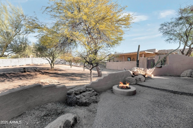 view of yard featuring a fire pit