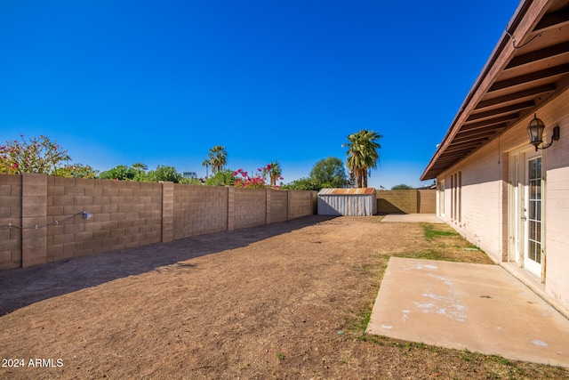 view of yard with a shed