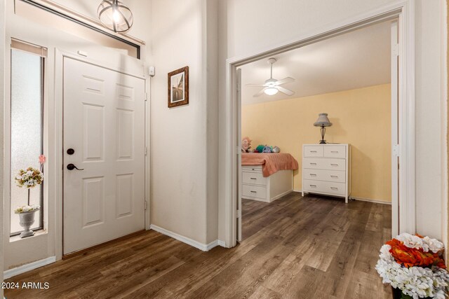 foyer entrance with dark wood-type flooring and ceiling fan