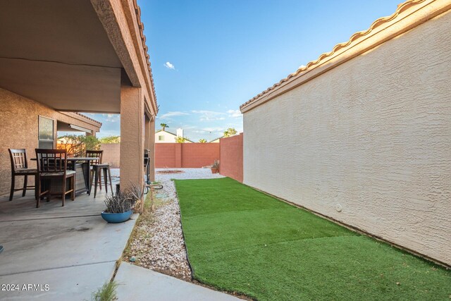 view of yard with a patio