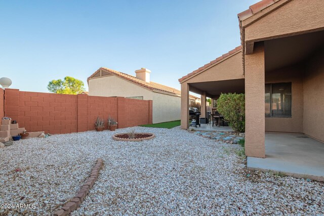 view of yard featuring a patio