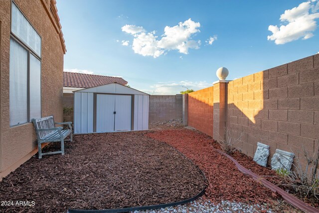 view of yard with a shed