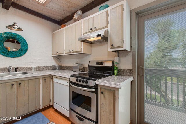 6840 E 2nd St Unit 23, Scottsdale, AZ 85251 - kitchen with under cabinet range hood, stainless steel electric stove, light countertops, dishwasher, and light wood-style flooring