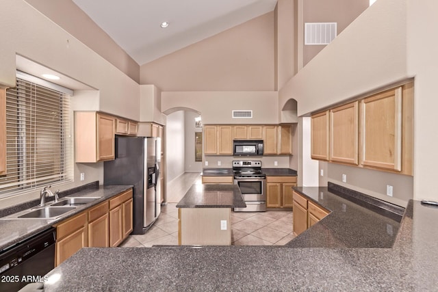 21373 N 94th Ave, Peoria, AZ 85382 - kitchen featuring a sink, arched walkways, high vaulted ceiling, visible vents, and black appliances