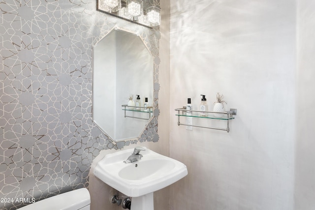 bathroom featuring toilet and a sink