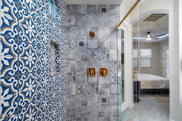 ensuite bathroom with a tile shower, visible vents, ensuite bathroom, and ceiling fan