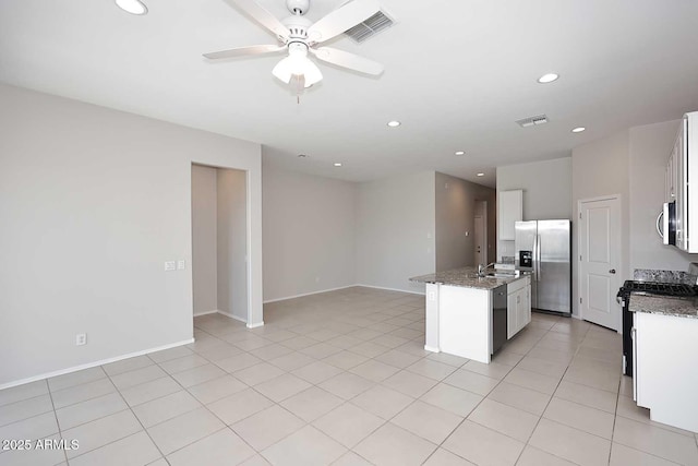 kitchen with visible vents, open floor plan, recessed lighting, a ceiling fan, and appliances with stainless steel finishes