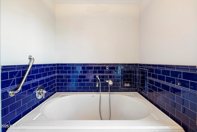 1614 Palmcroft Dr SW, Phoenix, AZ 85007 - full bath with a garden tub