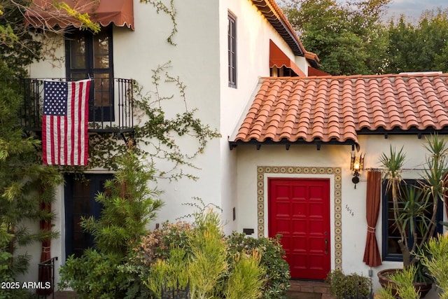 1614 Palmcroft Dr SW, Phoenix, AZ 85007 - view of exterior entry with stucco siding and a tiled roof