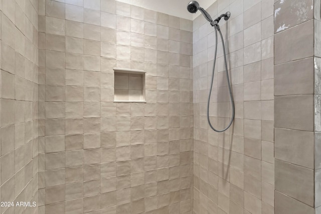 bathroom featuring a tile shower