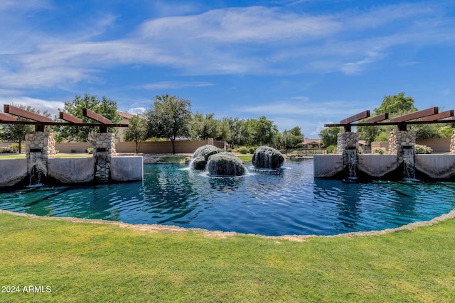 view of swimming pool featuring a yard