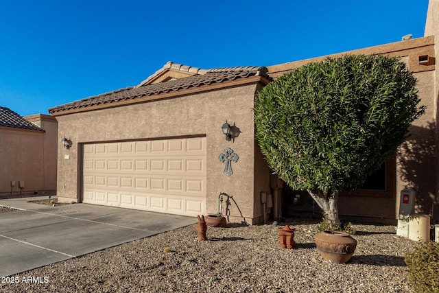 view of front facade featuring a garage