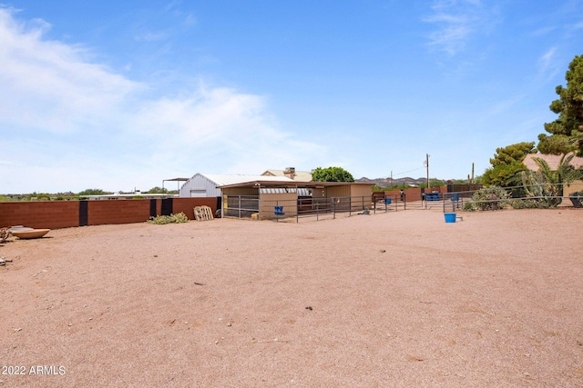 view of yard with an outbuilding