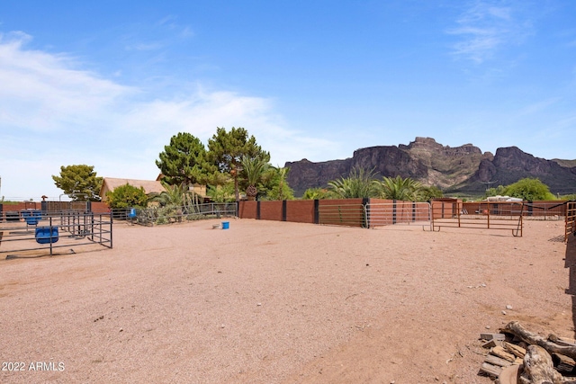 view of yard featuring a mountain view