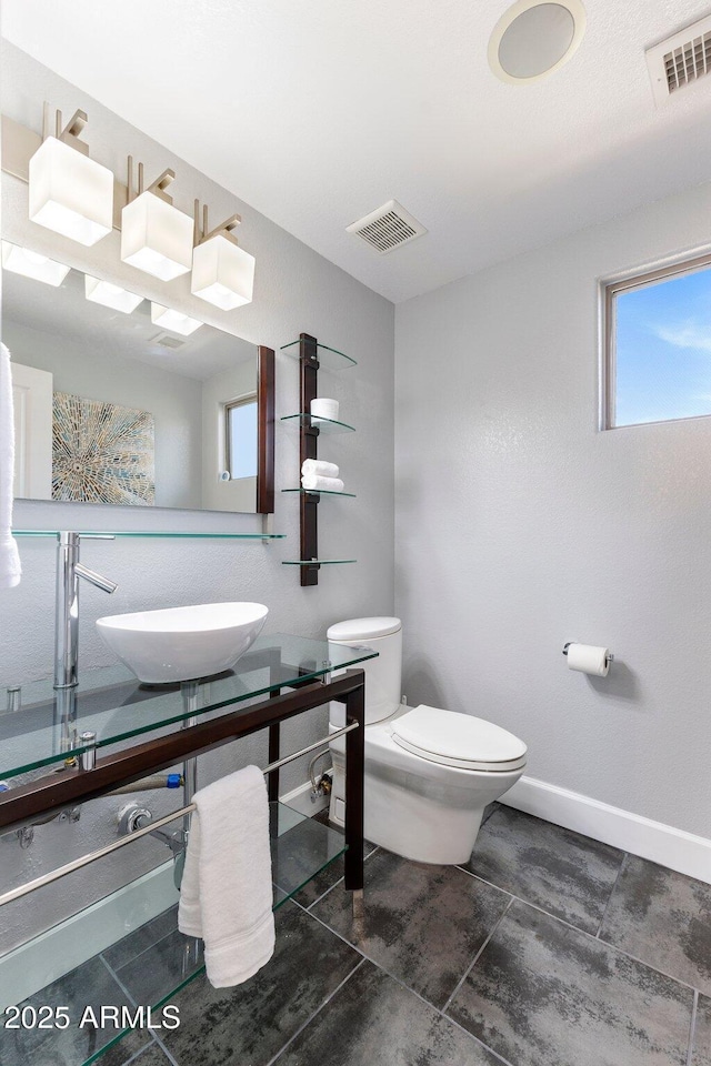 15221 N Clubgate Dr Unit 2059, Scottsdale, AZ 85254 - bathroom with toilet, a sink, baseboards, and tile patterned flooring