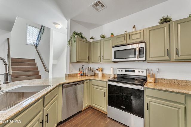 kitchen with stainless steel appliances, dark wood-type flooring, green cabinetry, and sink