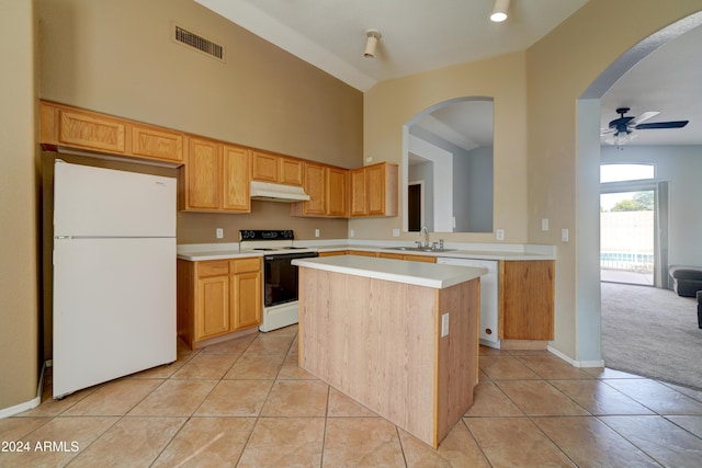 kitchen featuring under cabinet range hood, white appliances, ceiling fan, a sink, and visible vents