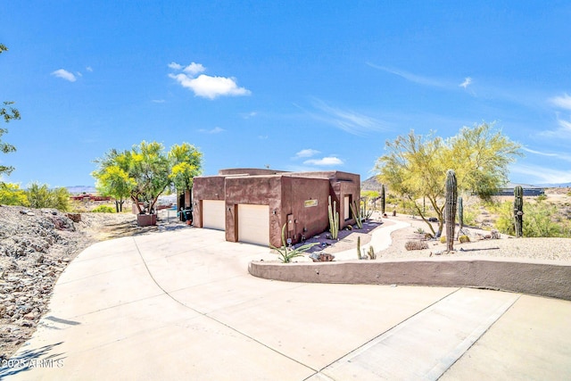 3335 W Carriage Dr, Phoenix, AZ 85086 - view of side of home featuring concrete driveway and a garage