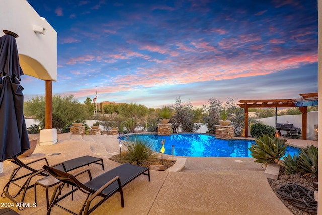 pool at dusk featuring a pergola, a patio area, and a jacuzzi