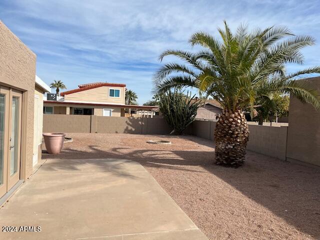 view of yard featuring a patio area