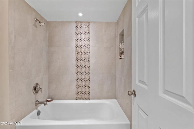 bathroom with tiled shower / bath combo