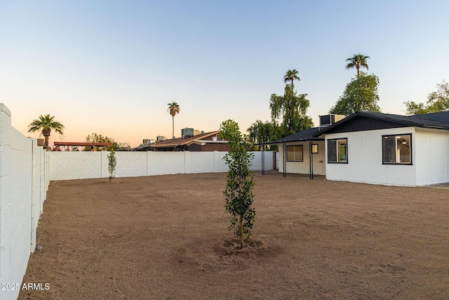 view of yard at dusk