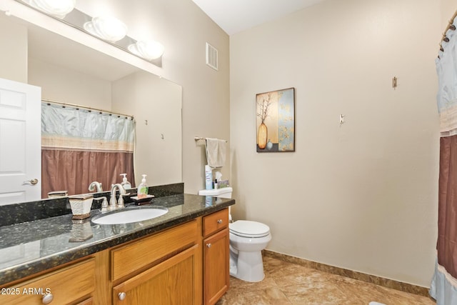 full bath featuring toilet, vanity, visible vents, and baseboards