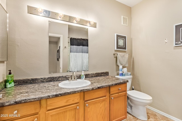 full bathroom with toilet, curtained shower, visible vents, and vanity