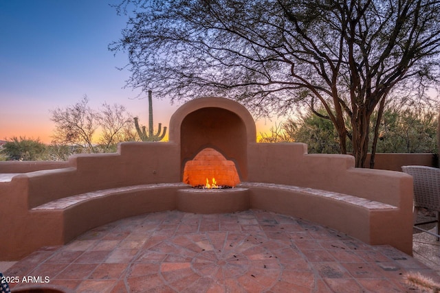28768 N 95th Way, Scottsdale, AZ 85262 - patio terrace at dusk with a warm lit fireplace and a patio