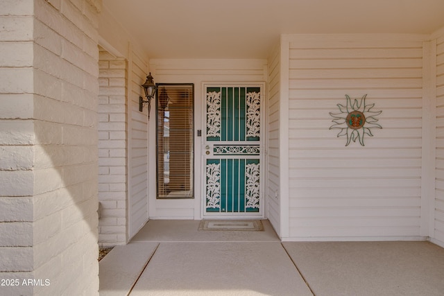 entrance to property featuring covered porch