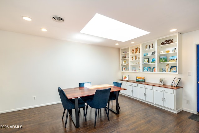 3465 N Jamison Blvd Unit 05, Flagstaff, AZ 86004 - dining room featuring a skylight, recessed lighting, dark wood-style flooring, and baseboards