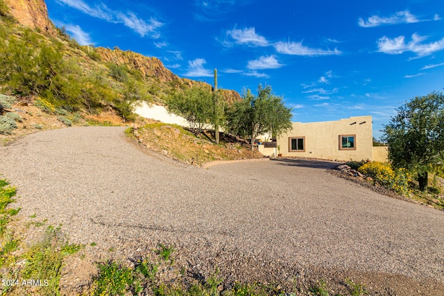 view of front of house featuring a mountain view