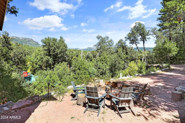 view of yard with a mountain view