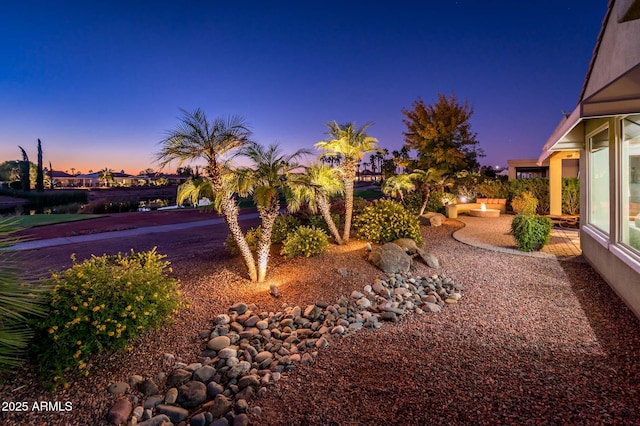 view of yard at dusk