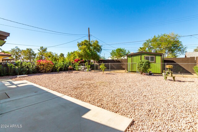 view of yard with a shed