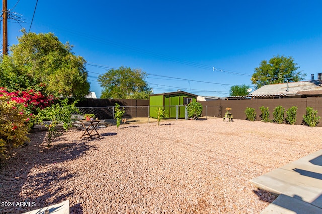 view of yard featuring a storage unit