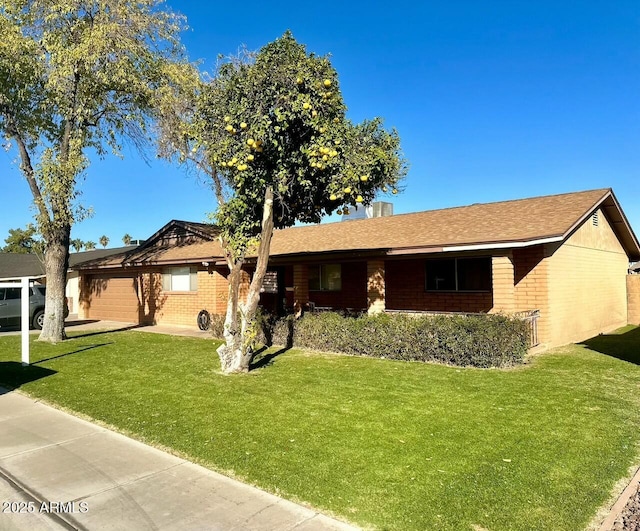 ranch-style house featuring a front yard