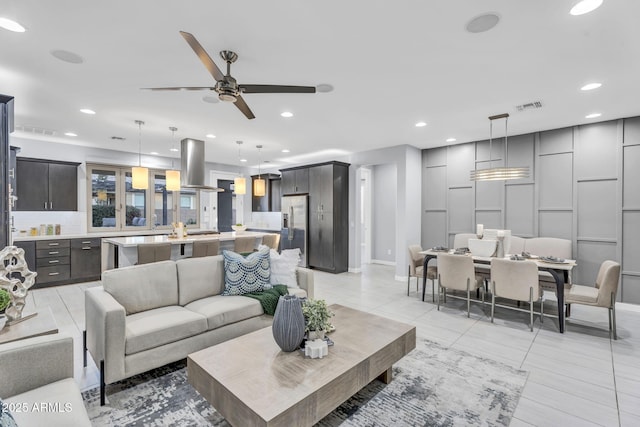 living room featuring recessed lighting, visible vents, ceiling fan, and baseboards