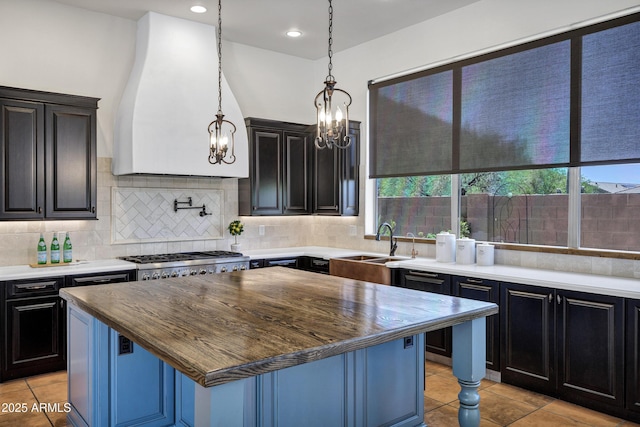 10310 N 135th Way, Scottsdale, AZ 85259 - kitchen featuring a chandelier, a kitchen island, backsplash, light tile patterned flooring, and recessed lighting